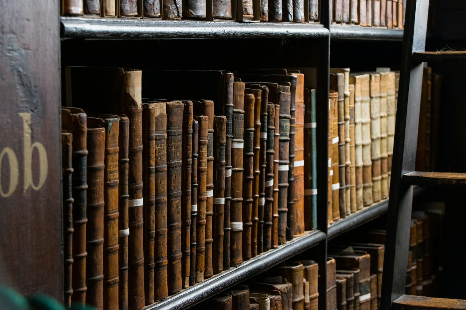 مكتبة قانونية — عمق التخصص